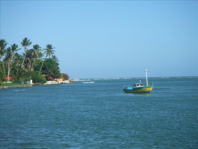 Boot vor der brasilianischen Küste von Bahia