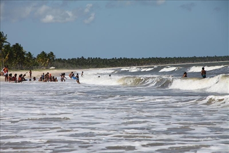 Nachhaltige Windkraft wird in Brasilien verstärkt genutzt Strand in Bahia, Brasilien