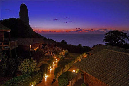 Die brasilianische Insel Fernando de Noronha bei Nacht