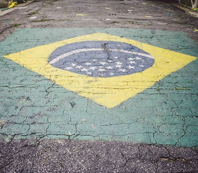 Flagge von Brasilien auf einer Straße