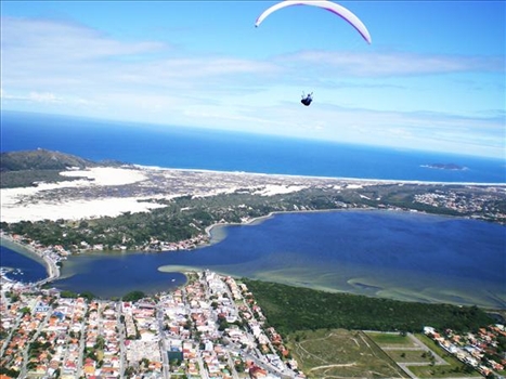 Para Gliding über der Insel Florianopolis