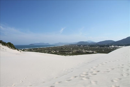 Erlebnisreise im brasilianischen Santa Catarina Sand Dünen am Strand von Florianopolis in Brasilien