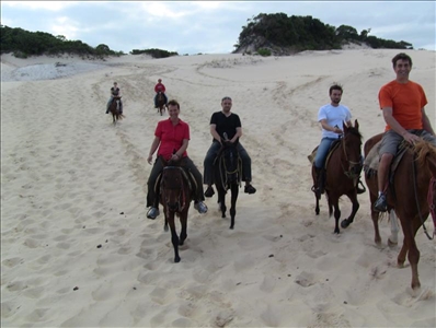 Ein Erlebnisurlaub organisiert durch Aventura do Brasil, unter anderem ging es auf Pferden durch die Dünenlandschaft Ein Urlaub voller Erlebnisse, hier bei einem Ritt durch die Dünen
