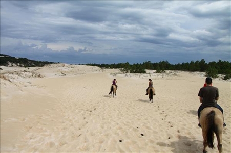 Reiter in den Dünen der Insel Florianopolis in Brasilien