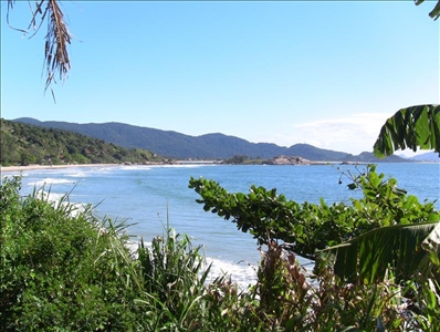 Strand an der Küste von Florianopolis im Süden von Brasilien
