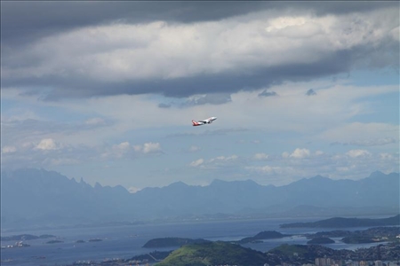Flughafen in Salvador da Bahia erhält Auszeichnung Flugzeug über der Küste von Brasilien