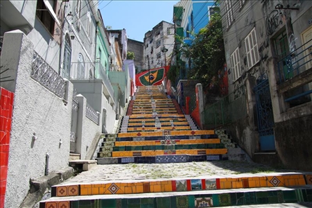 Coca-Cola ändert Dosenfarben in brasilianischen Nationalfarben Treppe von Selaron in Rio de Janeiro