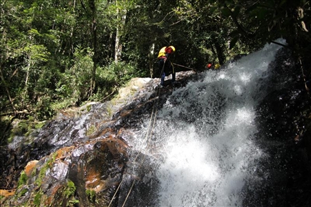 Trekking Tour im brasilianischen Urwald Abseilen am Wasserfall im Dschungel von Brasilien