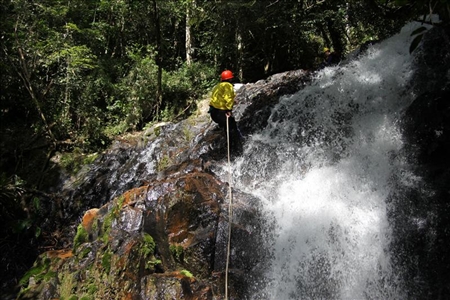 Dschungel und Wildwasser bei Abenteuerreise in Brasilien Abseilen am Wasserfall im Regenwald von Brasilien