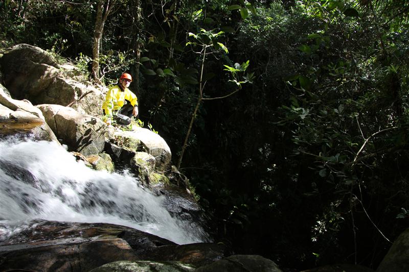 Reiten, Kajak und Wandern im brasilianischen Urwald Stromschnelle im Atlantischen Regenwald in Brasilien