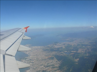 Umweltbewusst durch Brasilien reisen mit modernen Fliegern Aussicht aus einem Flugzeug auf die Küste Brasiliens