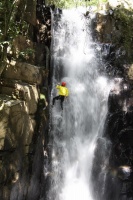 Abenteuer Urlaub in Santa Catarina von Reiten über Wandern bis hin zum Abseilen über einem Wasserfall Abseilen im Wasserfall, eines der tollen Abenteuer in Santa Catarina