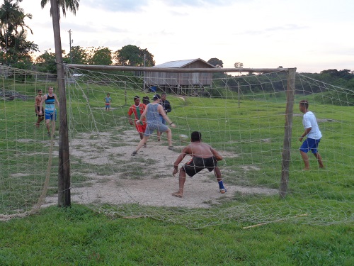 Fußballspiel auf brasilianischem Bolzplatz