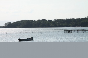 Hochsaison für brasilianische Fischer in Florianopolis - Reisende dürfen helfen Fischerboot an der Küste von Florianopolis, Brasilien
