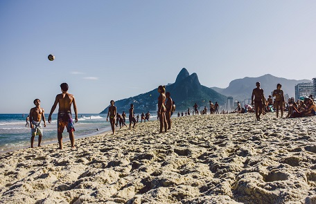 5 simple Tricks mit denen Sie fit durch den Urlaub kommen Fußballspielen am Strand von Rio