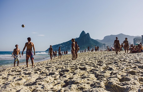 Fußballspielen am Strand von Rio