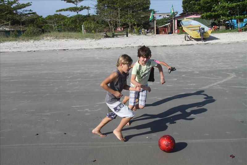 Fußball-Sozialprojekte in Brasilien während der WM Kinder spielen Fußball in Brasilien
