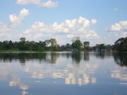 Bewölkter Himmel in Santa Catarina spiegelt sich im See