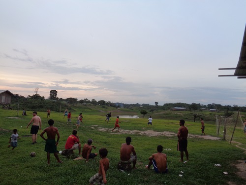 Fußballspiel am Rande des Amazonas