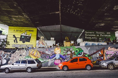 Autos auf einer brasilianischen Straße