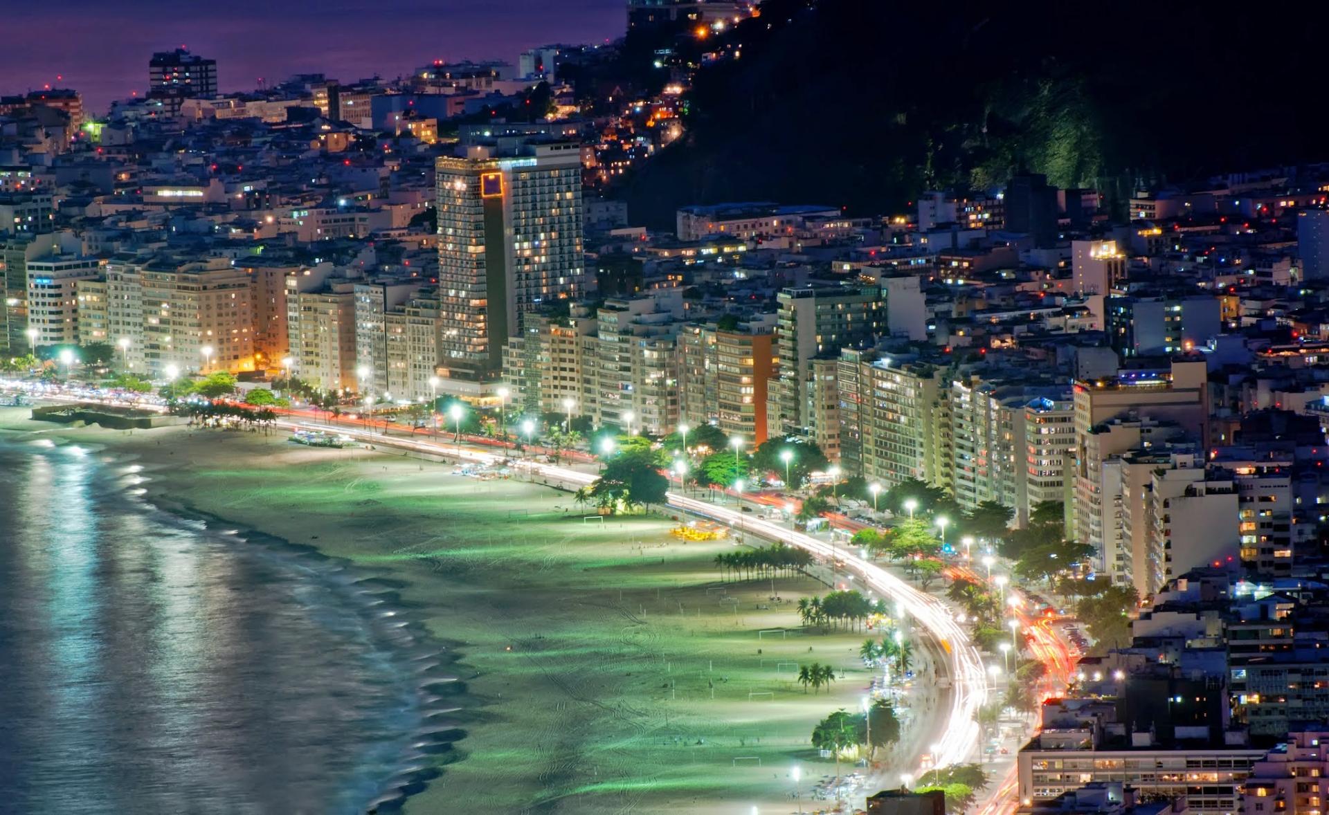 Rios Copacabana Strand bei Nacht und beleuchtet