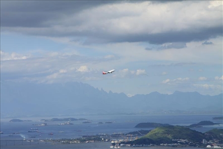 Informationen zum flexiblen Südamerika Airpass von TAM Flugzeug über der Küste von Südamerika