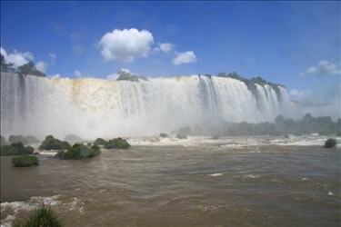 Action, Sport und Skateboarding an den Wasserfällen von Foz do Iguacu in Brasilien Wasserfälle von Foz do Iguacu in Brasilien