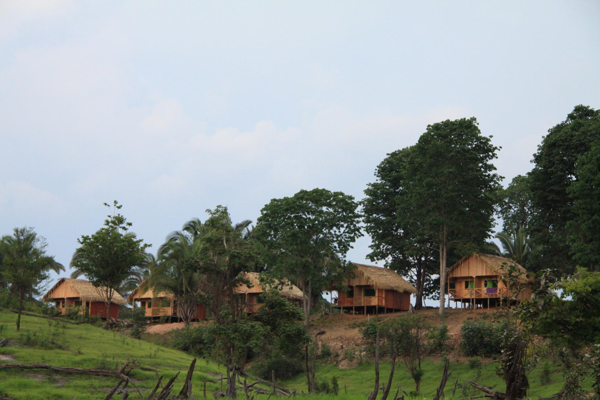 Ausblick auf Häuser der Amazonaslodge Lodge im Amazonas