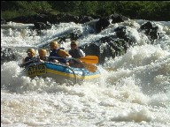 Durch tosendes Wasser im Wildwasserkajak in Santa Catarina Wildwasserkajak in Santa Catarina
