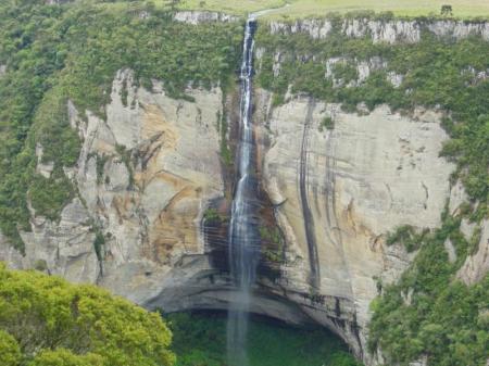 Beeindruckender Wasserfall in Südbrasilien 