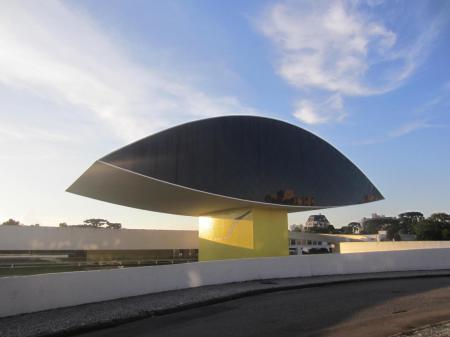 Das Museum Oscar Niemeyer in Curitiba kann auf einer Citytour besucht werden