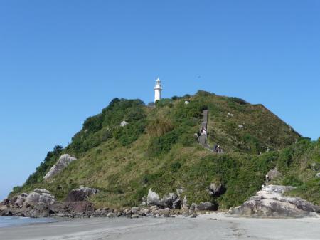 Leuchtturm auf der Ilha do Mel vor einem blauen Himmel