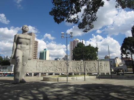 Besuchen Sie den Platz des 19. Dezember bei einer Citytour in Curitiba