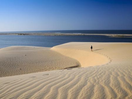 Einsamer Wanderer in den Sanddünen von Jericoacoara