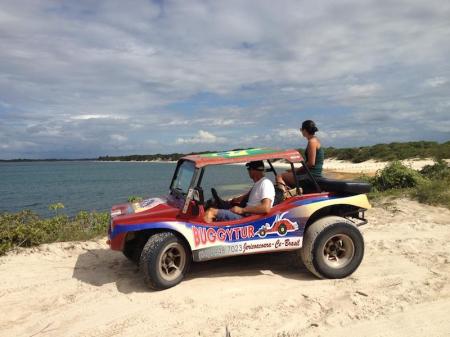 Buggy auf Sanddüne mit Ausblick auf eine Lagune