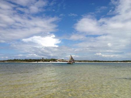 Einsames Segelboot im Meer vor dem Strand