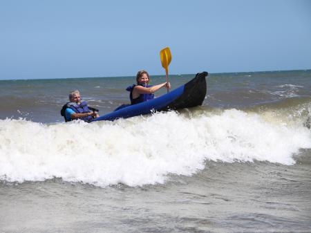 Surfen in einem Wildwasserkajak