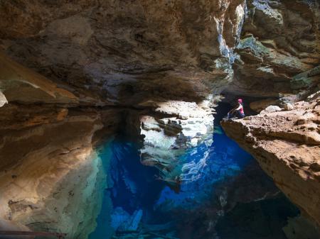 Traumhafte Grotte mit türkis-blauem Wasser in der Chapada Diamantina