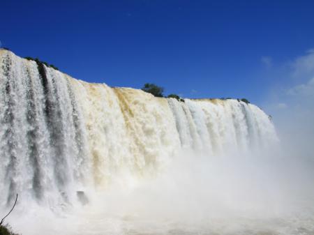 Die Wasserfälle von Iguacu rauschen in die Tiefe