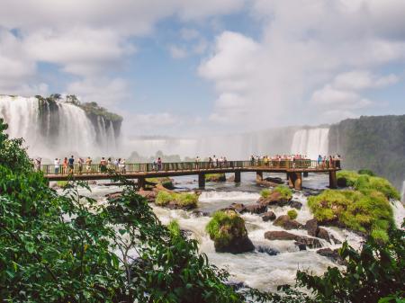 Gäste bestaunen vom Steg aus die Wasserfälle von Iguacu