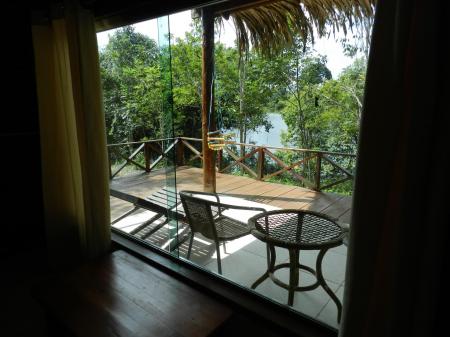 Turtle Lodge: Blick aus einem Bungalow auf die Terrasse mit Stühlen