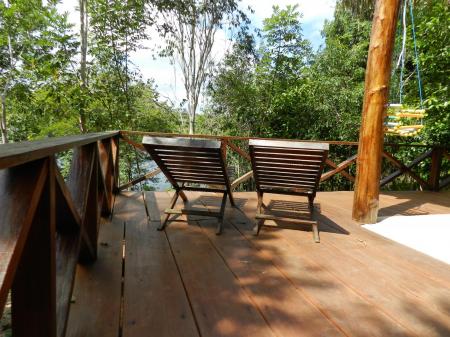 Zwei Holzliegestühle auf der Terrasse eines Bungalows der Turtle Lodge