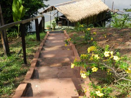 Treppe zum Anleger der Turtle Lodge