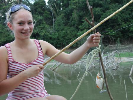 Angeln auf einem Fluss im Amazonasgebiet