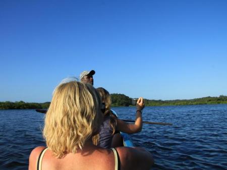 Zwei Frauen im Einbaum gemeinsam mit Ihrem Guide in Boipeba, Bahia