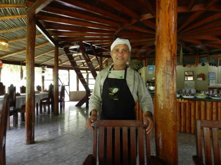 Angestellter der Turtle Lodge im Restaurant