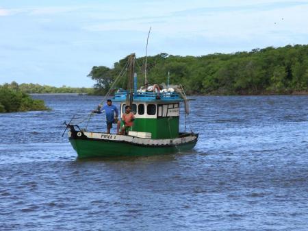 Fischerboot auf dem Rio Preguicas bei Cabure