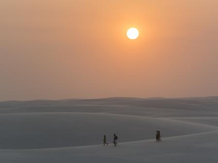 Farbenintensiver Sonnenuntergang in den Dünen der Lencois Maranhenses