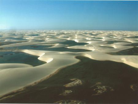 Mit Wasser gefüllte Lagunen in den Lencois Maranhenses