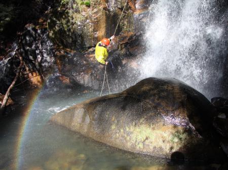 Abseilen in einem Wasserfall im Atlantischen Regenwald